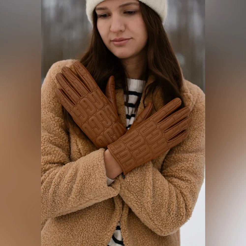 UGG Leather Quilted Logo Gloves w Tech Fingers & Palm Chestnut NWT Small
